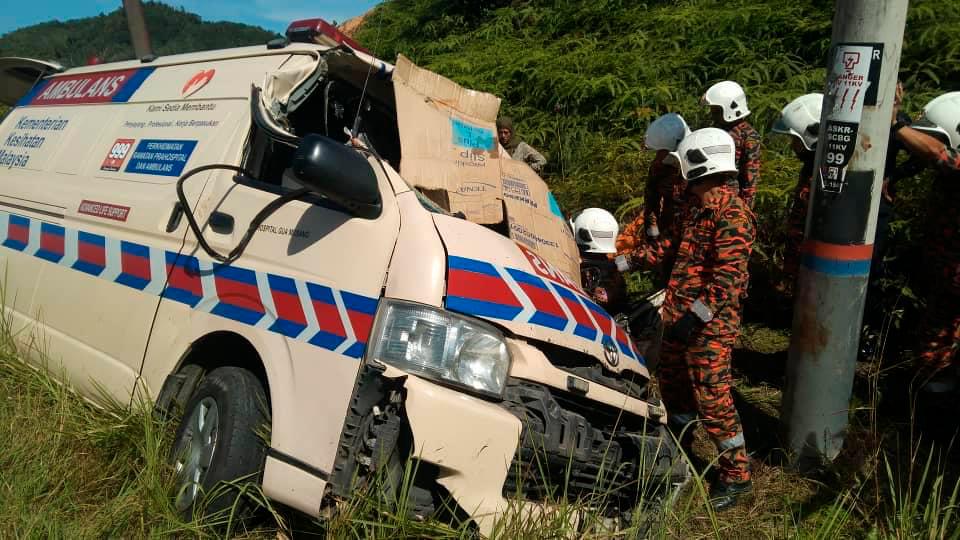 Pemandu Doktor Dan Jururawat Cedera Ambulans Terbabas Masuk Longkang