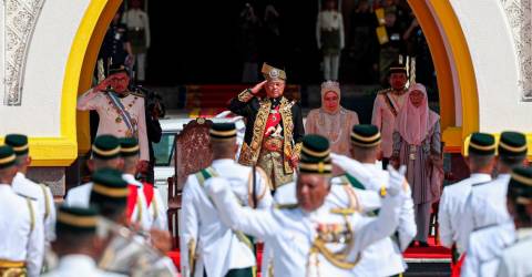 Terima Darjah Kebesaran Bintang Dan Pingat Sempena Hari Keputeraan