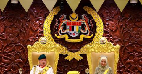 Agong Raja Permaisuri Zahir Penghargaan Kepada Warga Pekerja