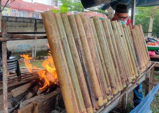 There are no health concerns on lemang cooked in bamboo. – THESUNPIX