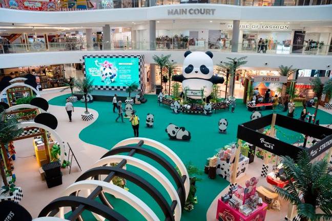 There is a “Kampung Panda Roll” in the Quill City Mall KL, offering opportunity to visitors to capture photos with Panda Roll characters and a massive inflatable panda in the main court area.