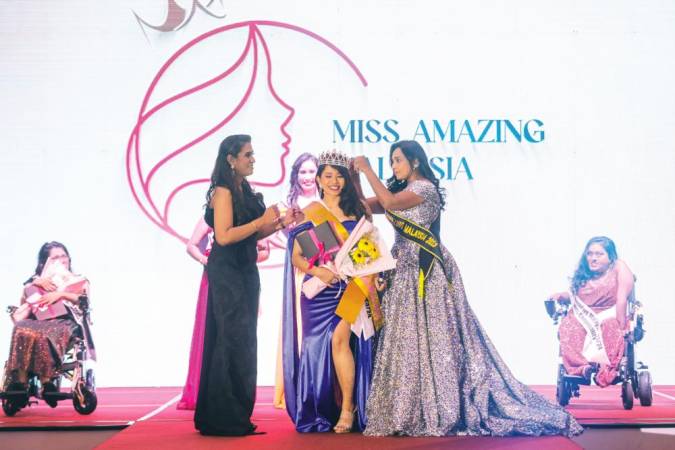 The reigning Miss Amazing Malaysia 2019/2020 Sofia, crowning the next queen, Shanti, seen alongside pageant founder Maynicca. - PICS BY AMIRUL SYAFIQ / THESUN