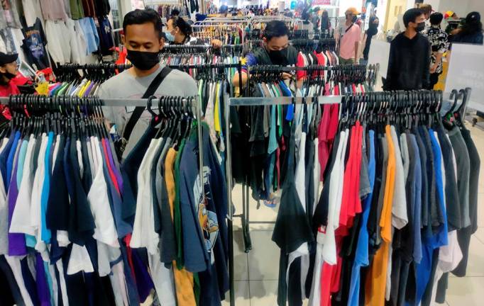 YOUTHS WARNED AGAINST IMPULSIVE SHOPPING