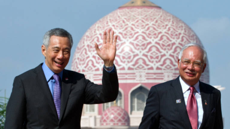 Najib holds four-eye meeting with Singaporean PM