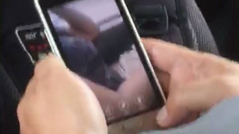 (Video) Man takes photos of sleeping woman's chest on public bus