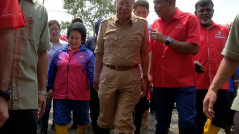 Najib visits flood victims in Pematang Pauh