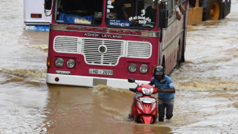 Indian aid arrives as Sri Lanka monsoon toll hits 100