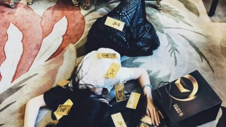 Show me the money: Wealth-flaunting meme goes viral in China Show me the money: Wealth-flaunting meme goes viral in China
