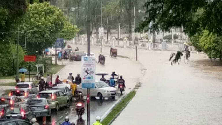 Downpour causes flash floods in Penang - Updated (Video)