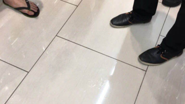 (Video) Woman splashed with semen while grocery shopping (Video) Woman splashed with semen while grocery shopping