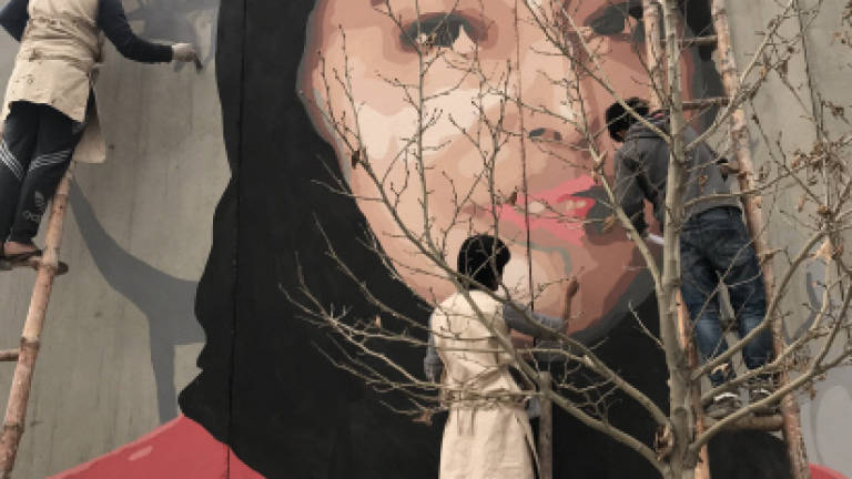 Afghan street artists haunt warlords with graffiti campaign