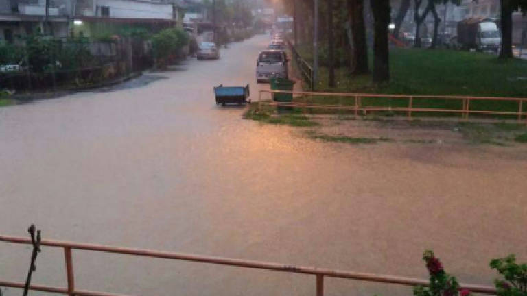 Downpour causes flash floods in Penang - Updated (Video)