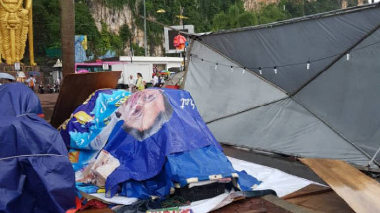 Tents at Batu Caves temple blown away (Video)