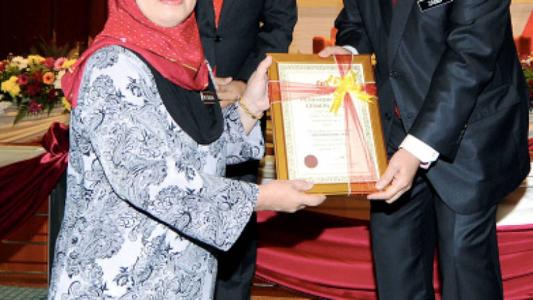 Mother of three wins special award at Mampu's Excellence Services Award 2015 ceremony Mother of three wins special award at Mampu's Excellence Services Award 2015 ceremony