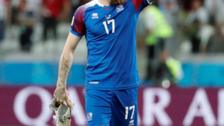 Soccer-Iceland skipper Gunnarsson signs one-year deal at Cardiff