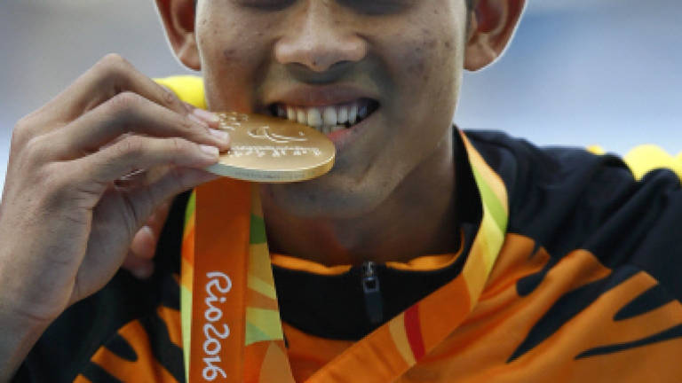 Malaysia's third gold, breaks world record