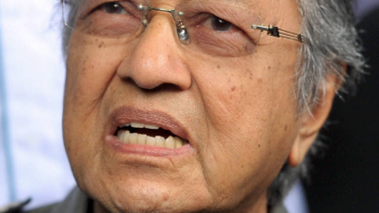 Mahathir makes surprise attendance at DAP conference
