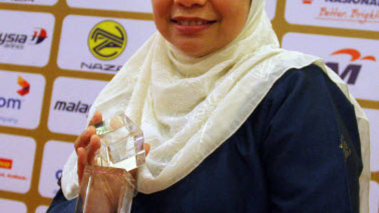 Najib presents award to late veteran journalist Zainon Ahmad