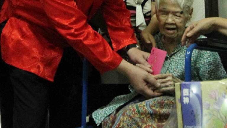 Lim visits centenarian
