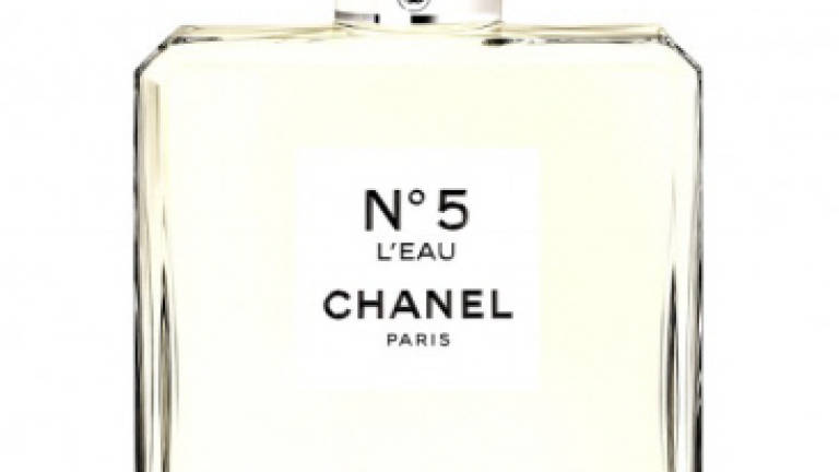 Chanel treats 'N°5 L'Eau' to an exceptional crystal bottle for Holiday 2016