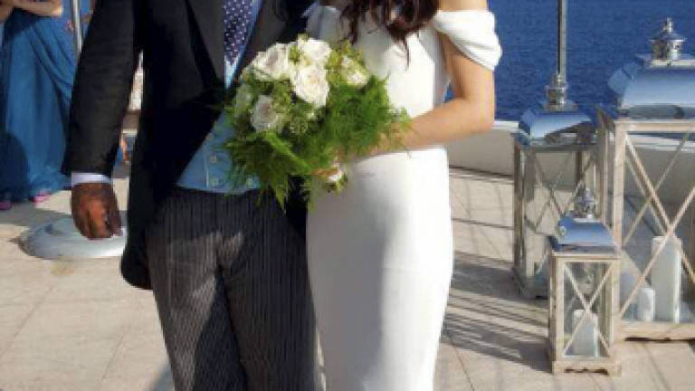 AirAsia CEO Tony Fernandes weds girlfriend