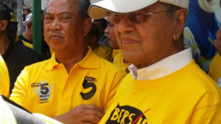 Mahathir makes brief appearance at Bersih 5