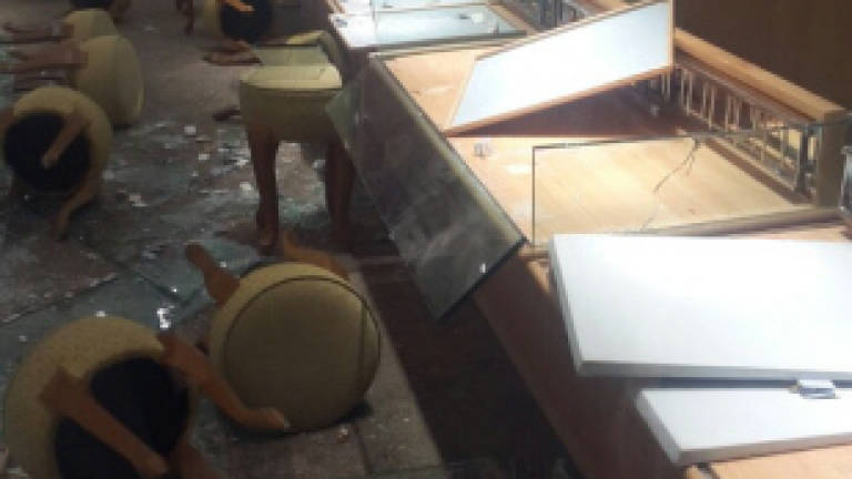 Robbers strike Puchong jewellery store