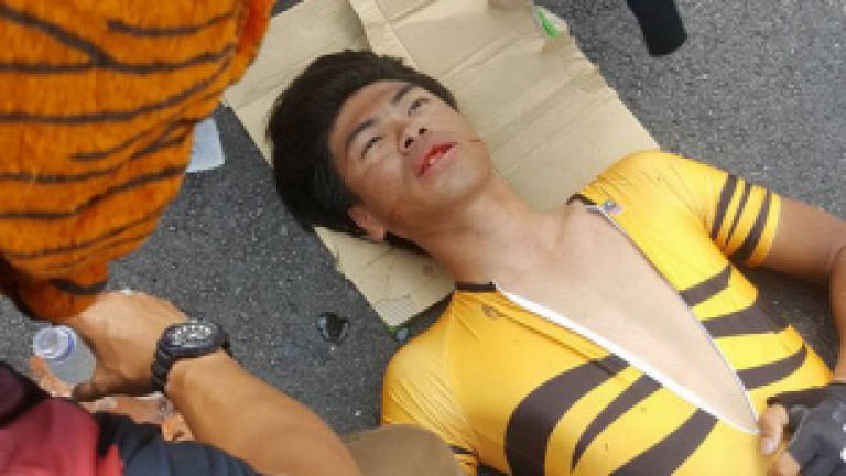 Malaysian Para cyclists injured in hit-and-run accident (Video)