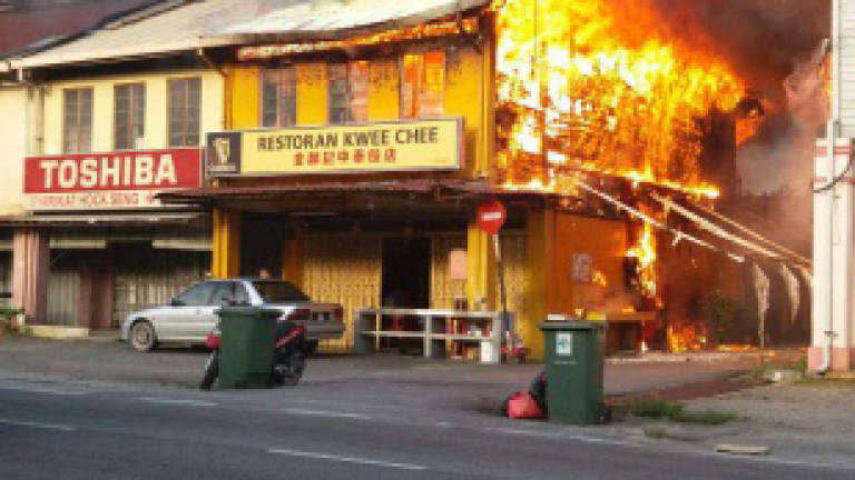 Fire destroys shoplots in Klang