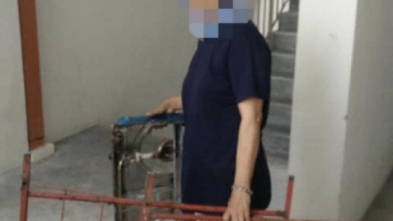 Cleaner throws chairs, other objects from 4th floor of Shah Alam flat