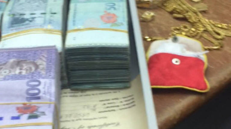 More cash, gold seized from ministry sec-gen