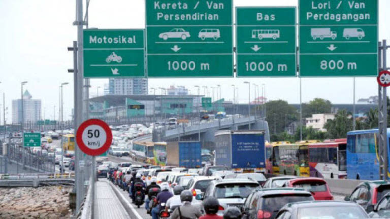Congestion at Woodlands due to traffic backflow from Malaysia
