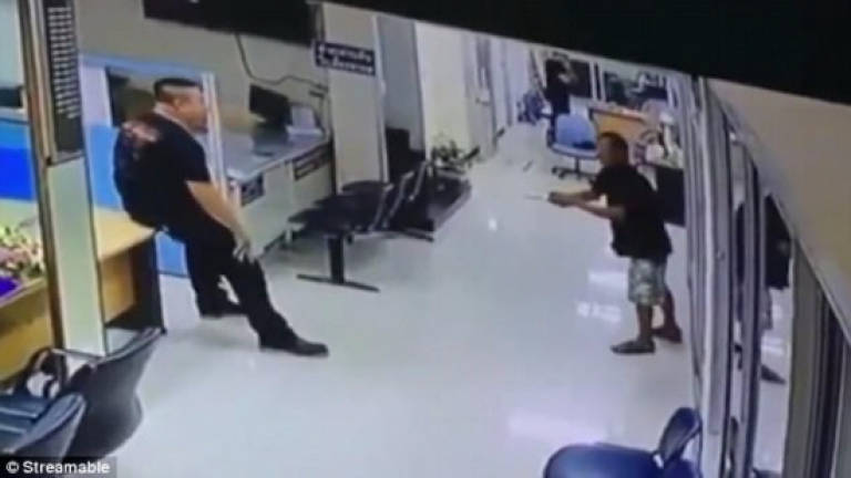 Thai cop calms desperate knife-wielding man with hug (Video)