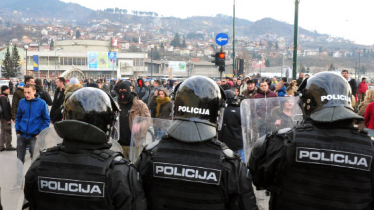 Bosnia police use tear gas against protesting workers, 130 injured