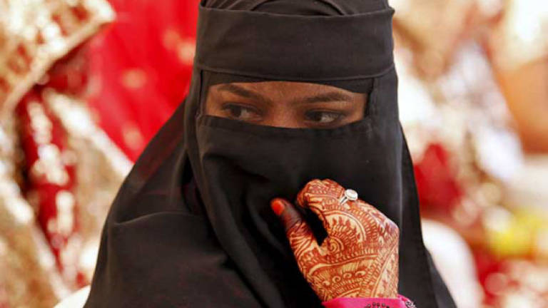 India's top court bans Islamic instant divorce