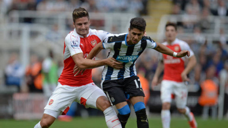 Coloccini own goal sinks 10-man Newcastle for Gunners