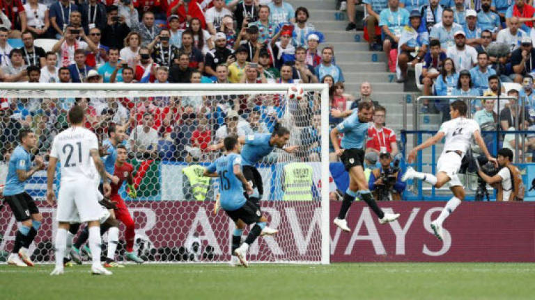 France down Uruguay after Muslera error to reach World Cup semis