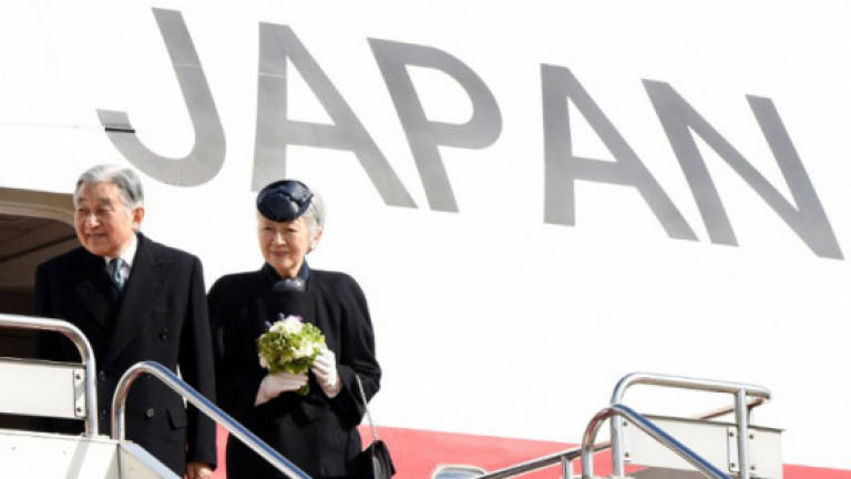 Japan's Akihito in Philippines to honour WWII dead
