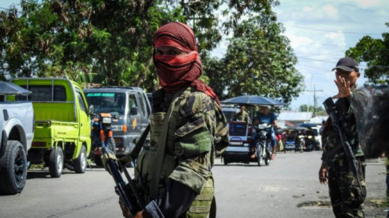 Philippine troops back Muslim rebels fighting pro-IS group