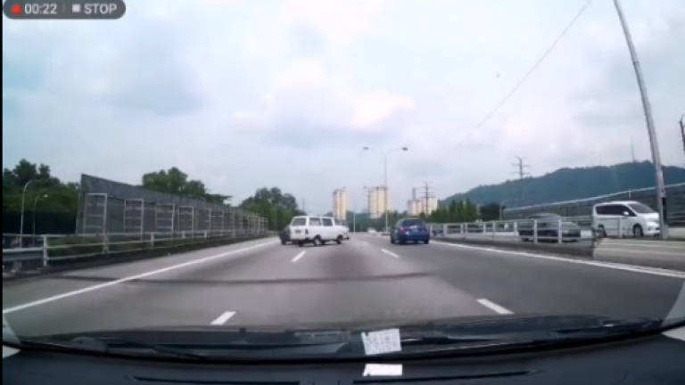 (Video) Attempt to overtake in emergency lane ends in disaster