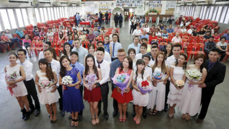 17 couples tie the knot on Valentine's Day 17 couples tie the knot on Valentine's Day
