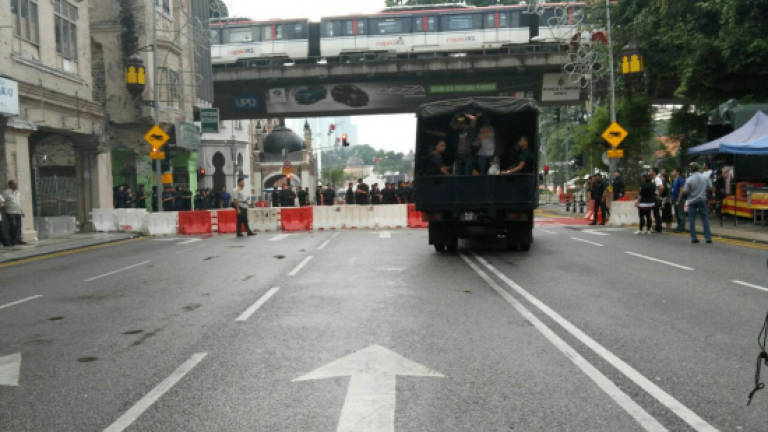Cops block roads before Bersih 5 rally