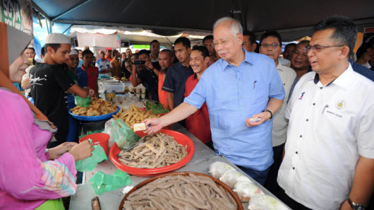 Najib goes on walkabout at Terengganu Ramadan Bazaar