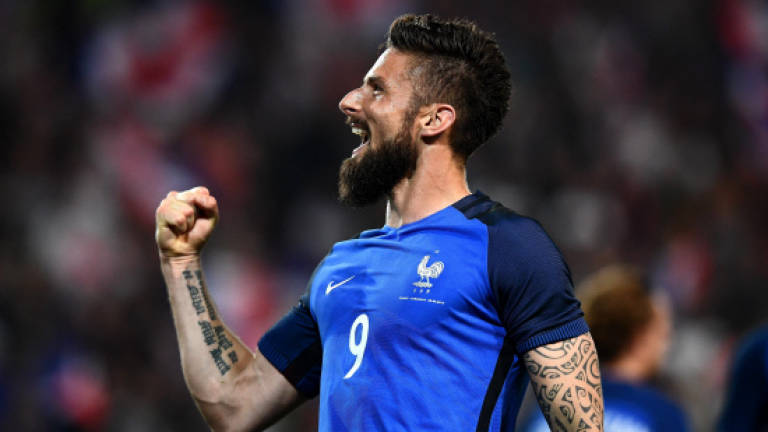 Giroud hat-trick lifts France past Paraguay