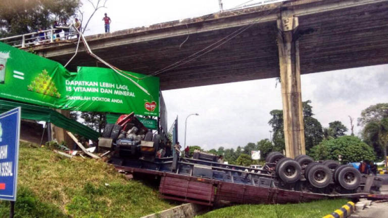 Trailer lorry plunges 13m off Ahmad Shah bridge