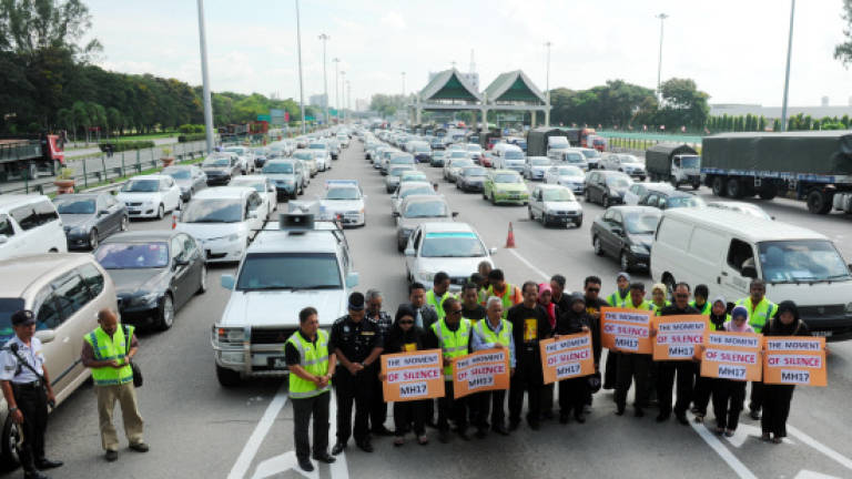 Traffic at standstill for one minute of silence