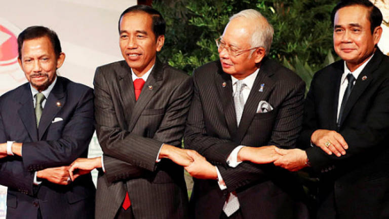 Asean leaders sign agreement on protecting migrant workers