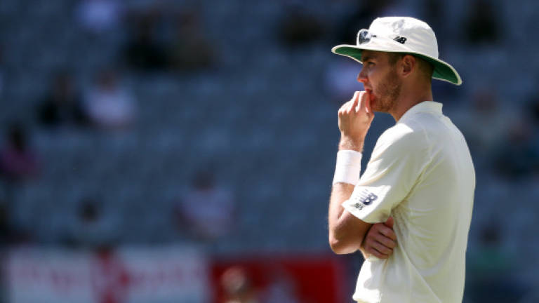 England 'need a hero' says Broad as New Zealand tighten grip