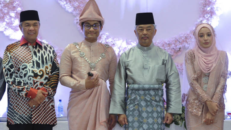 Tengku Abdullah graces wedding reception of Temerloh Umno chief's son
