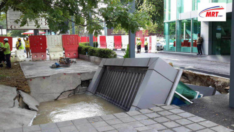 Burst water pipe develops into sinkhole Burst water pipe develops into sinkhole